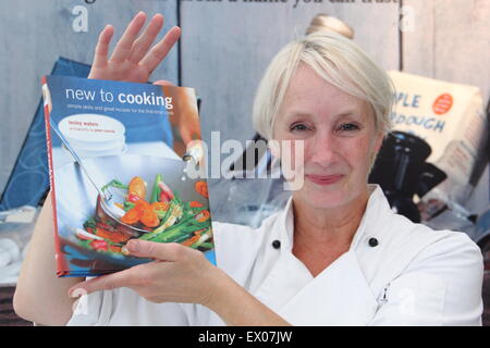 Celebrity chef TV, Lesley acque promuove il suo libro "Nuovo alla cucina' a Chatsworth Country Fair, DERBYSHIRE REGNO UNITO Inghilterra Foto Stock