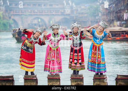 I turisti vestita in un tradizionale Miao abito, Fenghuang, Cina Foto Stock