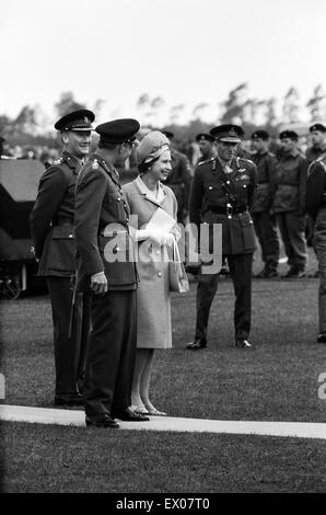 La regina Elisabetta II, durante la sua visita in Germania Ovest. Nella foto a Dusseldorf. 25 maggio 1965. Foto Stock