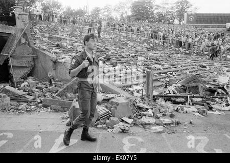 Attenzione : il contenuto grafico Juventus v Liverpool, 1985 European Cup Final, Heysel Stadium, Bruxelles, mercoledì 29 maggio 1985. Heysel Stadium disastro. 39 persone, per la maggior parte tifosi bianconeri, morì quando la fuga dei missili essendo generata da entrambi i gruppi di tifosi in tutta una na Foto Stock