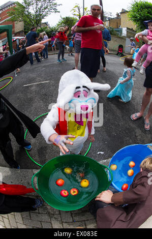 I bambini godere del divertimento e giochi a Londra Fancy Dress street party Foto Stock