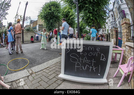 Benvenuti al nostro partito di strada segno con un errore di ortografia e una lettera all'indietro Foto Stock