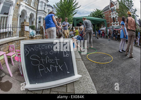 Benvenuti al nostro partito di strada segno con un errore di ortografia e una lettera all'indietro Foto Stock