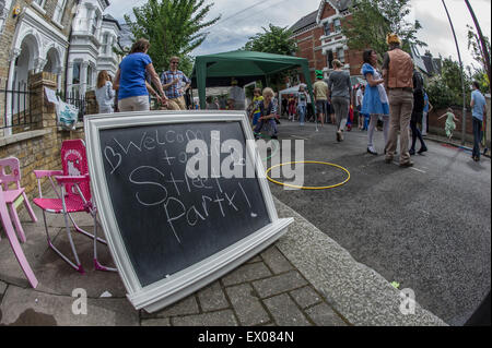 Benvenuti al nostro partito di strada segno con un errore di ortografia e una lettera all'indietro Foto Stock