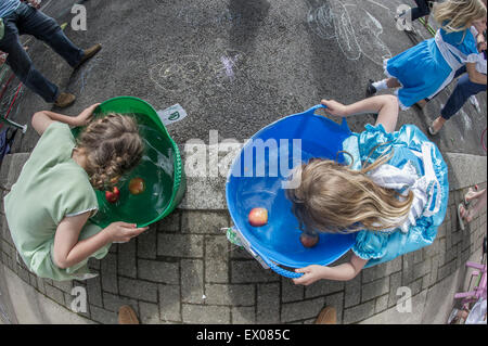 Il tradizionale gioco di Apple bobbing a London street party Foto Stock