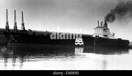 Il Atlantic Conveyor, un mercante Inglese nave della marina americana, che fu requisita durante la guerra delle Falkland. È stata colpita il 25 maggio 1982 da due argentini aria-lanciato AM39 missili esoceto, uccidendo 12 marinai. Canada Dock, 14 aprile 1982. Foto Stock