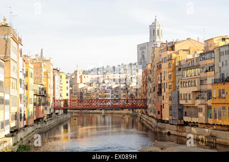 Vista della città di Girona con un ponte progettato da Gustave Eiffel sul fiume Onyar. Girona. La Catalogna. Spagna. Foto Stock