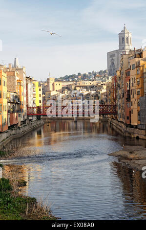 Vista della città di Girona con un ponte progettato da Gustave Eiffel sul fiume Onyar. Girona. La Catalogna. Spagna. Foto Stock