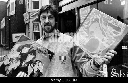 Alan Fearnley, proprietario del negozio di record su Linthorpe Road a MIddlesbrough, 14 maggio 1981. Nella foto al di fuori del negozio, tenendo copia di Rolling Stones album, attraverso il passato oscuramente. Egli ha un business in crescita, esportazione di dischi in vinile in Europa orientale e l'URSS. Foto Stock