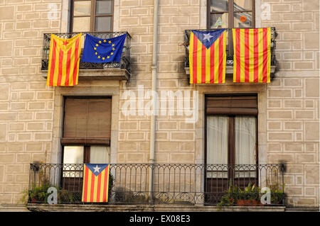 La Catalogna indipendenza bandiere appesi ai balconi di una facciata. Girona. La Catalogna. Spagna. Foto Stock