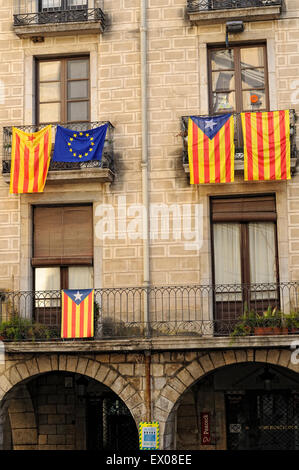La Catalogna indipendenza bandiere appesi ai balconi di una facciata. Girona. La Catalogna. Spagna. Foto Stock