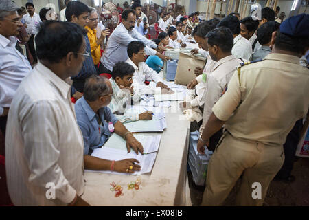 Mumbai, India. 28 apr 2014. 23 Aprile 2009 - Mumbai, India:.sotto stretto di polizia di sicurezza, elezione degli ufficiali di arrivare e il deposito elettronico della macchina distributrice (EVM) dopo i voti sono stati espressi in corrispondenza della stazione di polling. Questi EVMs sono depositati presso il locale ufficio elettorale per tenerli al sicuro sotto strette misure di sicurezza fino al giorno della conta dei voti.9, 19.000 seggi elettorali era stato impostato con circa 3,6 milioni di macchine di voto elettronico. Questo è perché la commissione elettorale indiana ha stabilito che nessuno dovrebbe avere per viaggiare più di 2 kilometes per raggiungere una stazione di polling, e Foto Stock