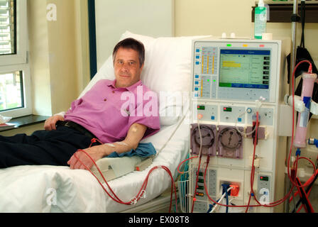 Paziente in una clinica in dialisi. Foto Stock