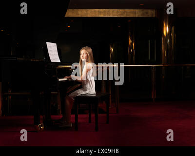 Ritratto di una ragazza suonare il pianoforte sul palco Foto Stock