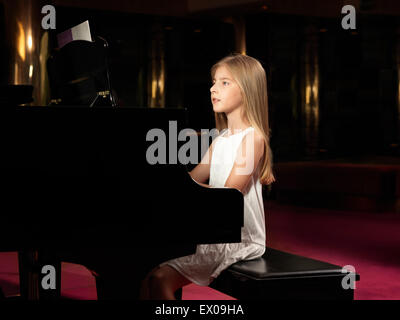 Ragazza suonare il pianoforte sul palco Foto Stock