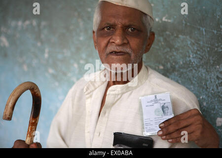 Mumbai, India. 23 apr 2009. 23 Aprile 2009 - Mumbai, India:.elettore Gajanan Talavane Maval mostra il suo elettore scheda di identificazione che viene corrisposto come un marchio di identificazione a disporre dei voti.STORIA :.come la più grande democrazia del mondo, INDIA del generale elezione è un grande affare. In 2014, sparse in sette fasi, 814m persone avevano il diritto di votare che ne fanno il più grande esercizio democratico sul pianeta terra.condurre le elezioni nella più grande democrazia del mondo è destinata a essere una sfida: date le dimensioni del paese e della sua popolazione. Indian elezioni nazionali sono state Foto Stock