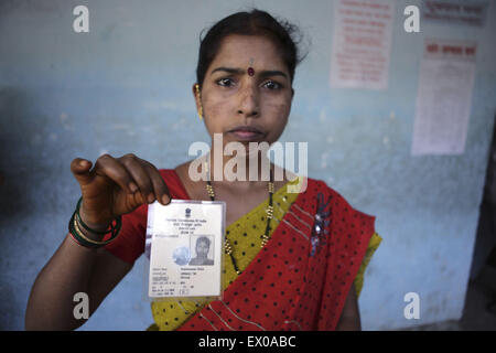 Mumbai, India. 23 apr 2009. 23 Aprile 2009 - Mumbai, India:.elettore Rekha Maval mostra il suo elettore scheda di identificazione che viene corrisposto come un marchio di identificazione a disporre dei voti.STORIA :.come la più grande democrazia del mondo, INDIA del generale elezione è un grande affare. In 2014, sparse in sette fasi, 814m persone avevano il diritto di votare che ne fanno il più grande esercizio democratico sul pianeta terra.condurre le elezioni nella più grande democrazia del mondo è destinata a essere una sfida: date le dimensioni del paese e della sua popolazione. Indian elezioni nazionali sono stati il più grande e Foto Stock