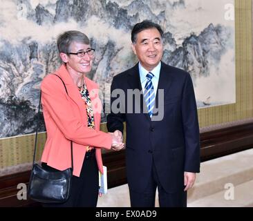 Pechino, Cina. 3 Luglio, 2015. Chinese Vice Premier Wang Yang (R) soddisfa con U.S. Il Segretario degli Interni Sally Jewell in Pechino, capitale della Cina, il 3 luglio 2015. Credito: Li Tao/Xinhua/Alamy Live News Foto Stock