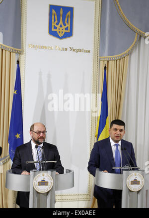 Kiev, Ucraina. 3 Luglio, 2015. Altoparlante della Verkhovna Rada Vladimir Groisman (R) e Martin Schulz (L), il Presidente del Parlamento europeo parlare durante la loro conferenza stampa a Kiev, Ucraina, 03 luglio 2015. Martin Schulz è arrivato a Kiev per la visita ufficiale di un giorno. Credito: Serg Glovny/ZUMA filo/ZUMAPRESS.com/Alamy Live News Foto Stock