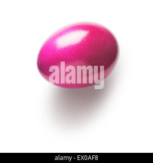 Dipinto di rosa uovo di pasqua isolato su sfondo bianco. Simbolo di vacanza. Un singolo oggetto con il tracciato di ritaglio Foto Stock