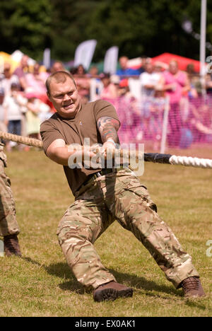 10 Trg Bn Inter plotone Tug 'o' guerra, addio al Festival di guarnigione, Bordon, Hampshire, Regno Unito. Sabato 27 Giugno 2015. Foto Stock