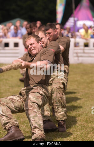 10 Trg Bn Inter plotone Tug 'o' guerra, addio al Festival di guarnigione, Bordon, Hampshire, Regno Unito. Sabato 27 Giugno 2015. Foto Stock