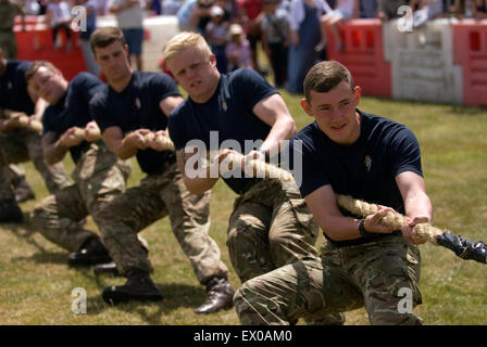 10 Trg Bn Inter plotone Tug 'o' guerra, addio al Festival di guarnigione, Bordon, Hampshire, Regno Unito. Sabato 27 Giugno 2015. Foto Stock