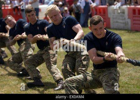 10 Trg Bn Inter plotone Tug 'o' guerra, addio al Festival di guarnigione, Bordon, Hampshire, Regno Unito. Sabato 27 Giugno 2015. Foto Stock