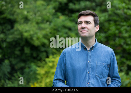 Andy Burnham MP, raffigurato nella sua casa nel suo Leigh circoscrizione. Andy è stato in esecuzione per essere leader del partito laburista, uno dei cinque candidati in lotta per il successo Ed Miliband, che stava giù dopo il 2015 elezioni generali britanniche. Burnham era al momento in ombra il Segretario di Stato per la salute in Inghilterra. Foto Stock