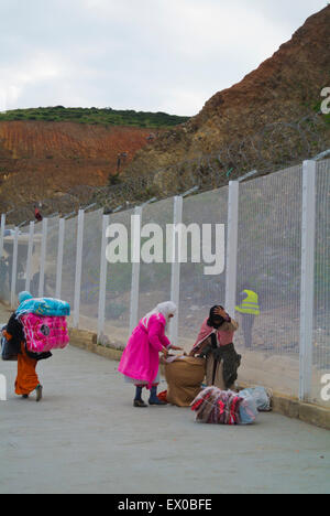 Finanziato dall UE recinzione tra Fnideq in Marocco e in enclave spagnola di Ceuta, Nord Africa Foto Stock