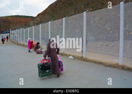 Finanziato dall UE recinzione tra Fnideq in Marocco e in enclave spagnola di Ceuta, Nord Africa Foto Stock