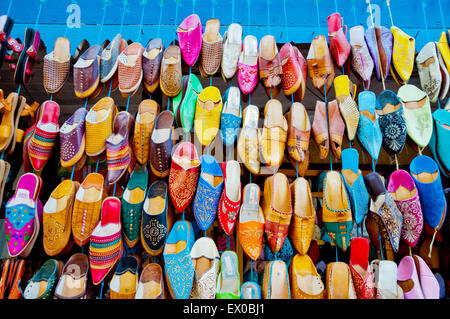 Marocchina di pantofole e di scarpe, Medina di Essaouira Costa Atlantica, Marocco, Africa settentrionale Foto Stock