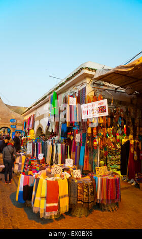 Negozio di vendita sciarpe, Avenue Zerktouni, Mellah, quartiere ebraico, Essaouira Costa Atlantica, Marocco, Africa settentrionale Foto Stock