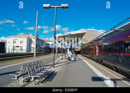 Hauptbahnhof, la stazione ferroviaria principale di Salisburgo, Austria Foto Stock