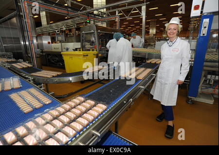 Il segretario di Stato (l'ambiente, l'alimentazione e gli affari rurali) Elizabeth Truss MP visitando Premier Foods. Immagine: Scott Bairstow/Alamy Foto Stock
