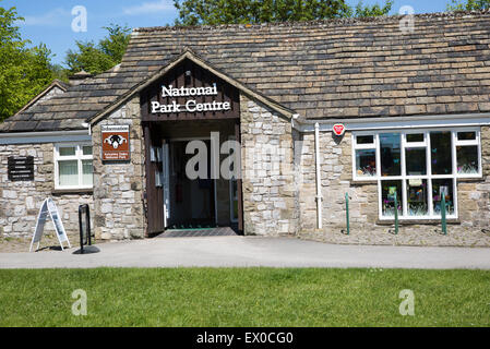 Parco Nazionale Centro edificio, Malham village, Yorkshire Dales National Park, England, Regno Unito Foto Stock