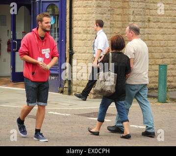 Una carità finalizzata alla raccolta di fondi per la Croce Rossa tele i membri del pubblico su una strada per lo shopping in BUXTON, DERBYSHIRE REGNO UNITO Inghilterra Foto Stock