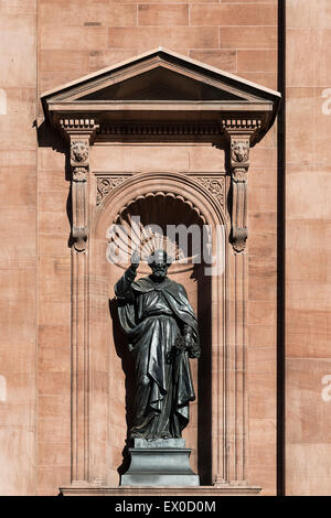 San Pietro statua presso la Cattedrale Basilica dei SS. Pietro e Paolo, Philadelphia, Pennsylvania, STATI UNITI D'AMERICA Foto Stock