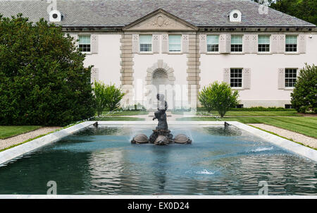 Una piscina con fontana, Nemours Mansion e giardini, Wilmington, Delaware, STATI UNITI D'AMERICA Foto Stock