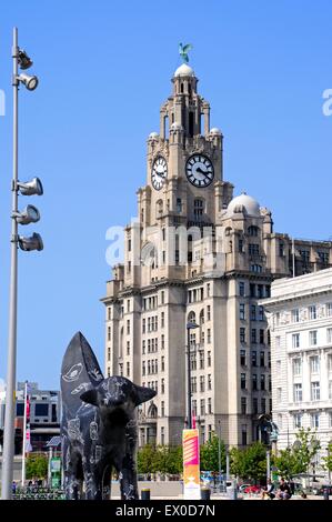 Il Royal Liver Building con un Superlambanana in primo piano al Pier Head, Liverpool, Merseyside England, Regno Unito, Europa. Foto Stock