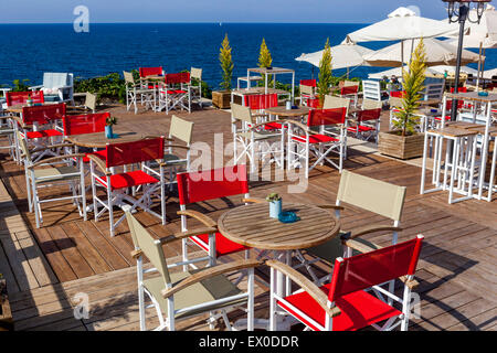 Vista mare Taverna Rethymno Creta Grecia taverna tavolo da pranzo estivo Foto Stock