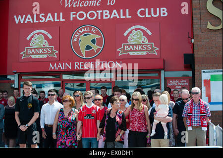 Walsall, West Midlands, Regno Unito. 03 Luglio, 2015. Il lutto figlia della madre e la sorella Suzanne Evans stand con suo figlio Owen Richards e Maureen Evans tra centinaia di persone che hanno aderito alla nazione come cadde in silenzio a mezzogiorno, una settimana dopo che 38 persone sono state ucciso da 23-anno-vecchio studente Seifeddine Rezgui presso il resort sulla spiaggia di Sousse. Tra le vittime vi sono tre membri della stessa famiglia, Walsall FC sostenitori, Joel Richards, Adrian Evans e Patrick Evans. Credito: Jane Williams/Alamy Live News Foto Stock