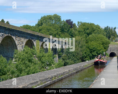 Narrowboat sull'acquedotto con il viadotto ferroviario in Chirk Wales UK Foto Stock