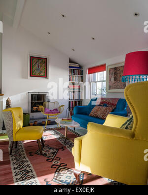 Testo in blu in grassetto divano, Julep e sedia Eames filo sedia a dondolo in salotto con parete aborigena arte e kilim uzbeka Foto Stock