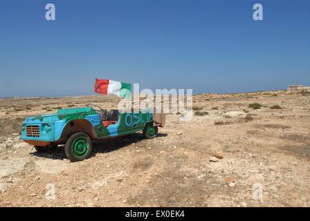 Talia, Lampedusa, punto più meridionale dell'Italia, relitto auto usata come insegna di una discoteca. Foto Stock