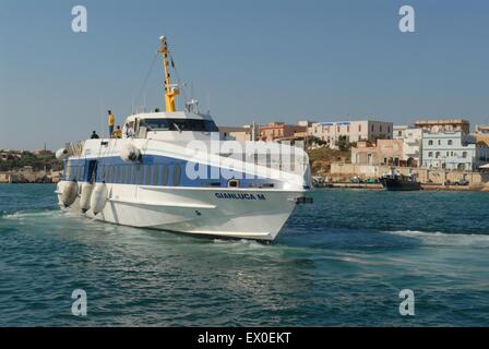 L'Italia, Lampedusa, traghetto veloce di Ustica Lines company per il collegamento con la Sicilia. Foto Stock