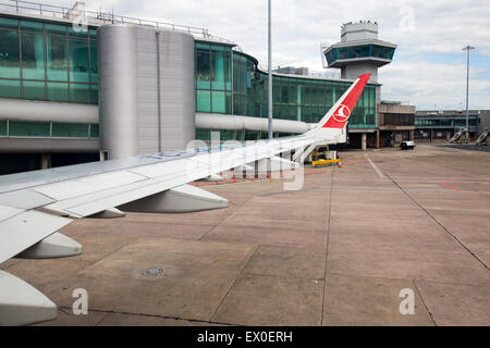 La Turkish Airlines Airbus A321 si prepara per la spinta indietro all'aeroporto di Manchester. Foto Stock