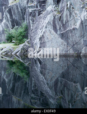 Modelli di riflesso dalle scogliere di ardesia di Hodge ha vicino cava, Tilberthwaite, Parco Nazionale del Distretto dei Laghi, Cumbria, Regno Unito Foto Stock