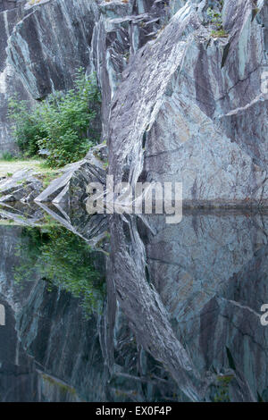 Modelli di riflesso dalle scogliere di ardesia di Hodge ha vicino cava, Tilberthwaite, Parco Nazionale del Distretto dei Laghi, Cumbria, Regno Unito Foto Stock