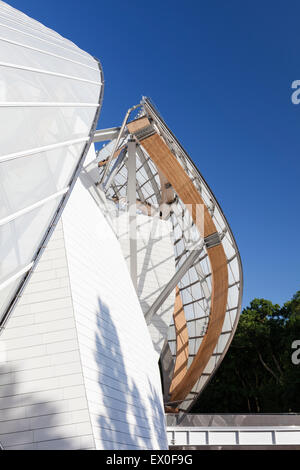 Fondation Louis Vuitton, il Bois de Boulogne, Francia. Vista esterna di capriate in legno vetro di supporto di vela. Foto Stock